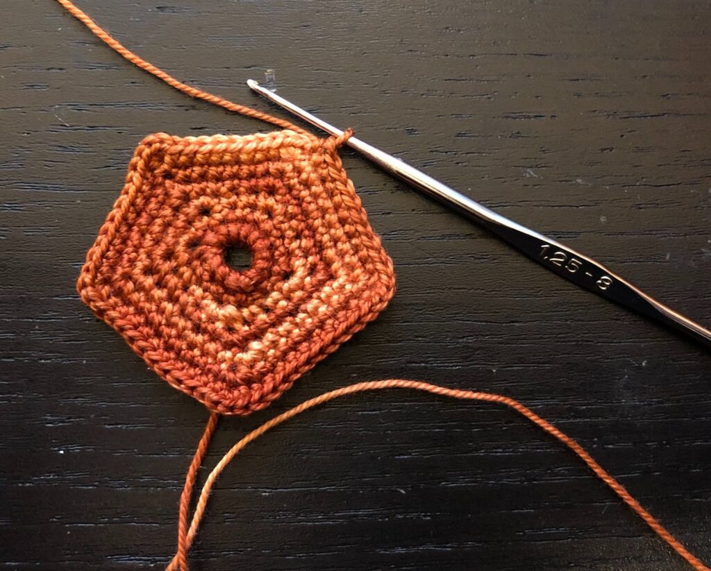 to see is a crocheted pentagon approx. 5 cm in diameter